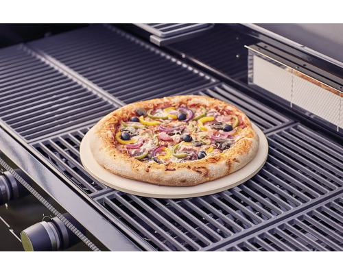 Pizza sur pierre à pizza sur un barbecue