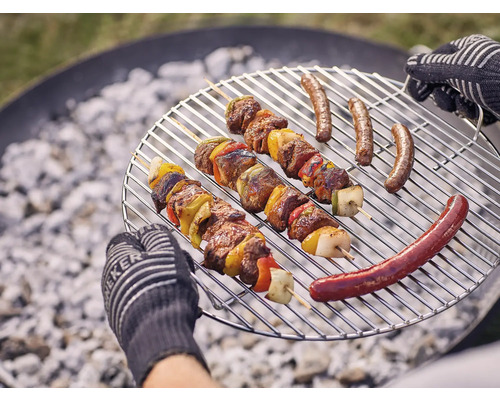 Grille avec brochettes de viande et saucisses sur du charbon de bois