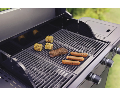 Gasgrill mit Mais, Steak und Würstchen auf dem Grillrost