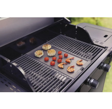 Grill mit Grillgut wie Knoblauch, Tomaten und Crevetten.