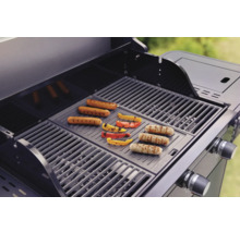 Gasgrill mit Würstchen und Paprika auf dem Grillrost.