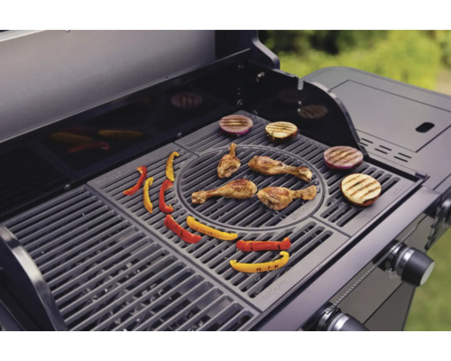 Grill avec pilons de poulet, oignons et poivrons sur la grille