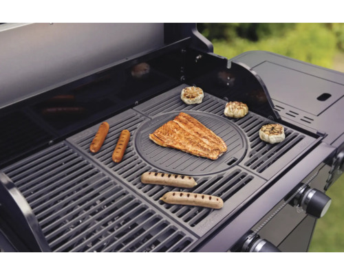 Un barbecue avec des saucisses, du poisson et de l''ail à griller