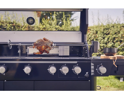 Barbecue à gaz avec tournebroche et poulet grillé