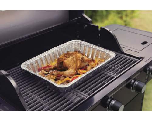 Gegrilltes Hähnchen mit Gemüse in Aluschale auf einem Grill