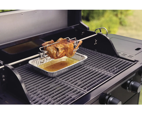 Grill avec poulet rôti sur broche au-dessus d''un bac de récupération