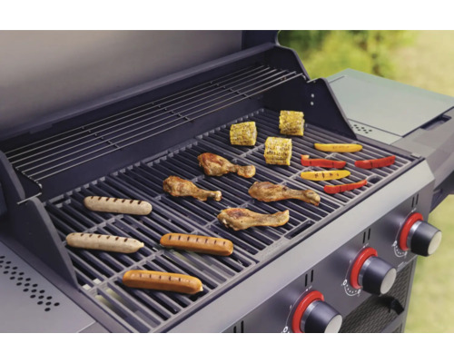 Gril avec saucisses, maïs, poivrons et pilons de poulet