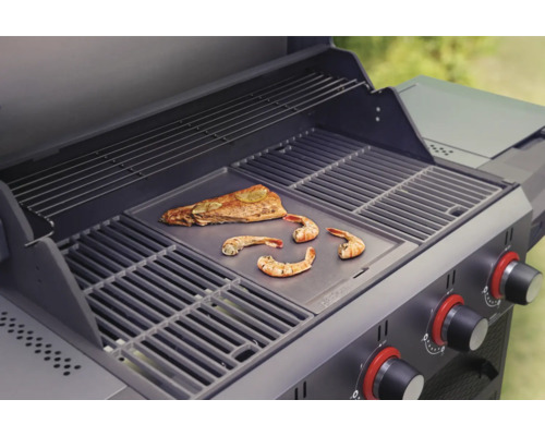 Grill avec poisson et crevettes sur plaque de cuisson