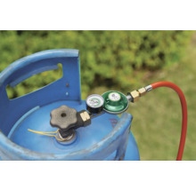 Gasflasche mit Druckminderer und Gasschlauch