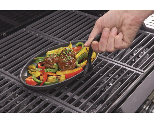 Grillrost mit Teller mit Fleischbällchen und Gemüse sowie Grillzange