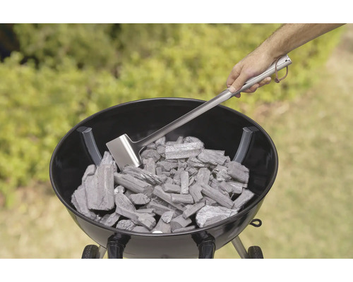 Barbecue avec charbon de bois et pelle à charbon