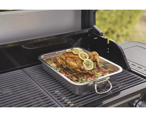 Gegrilltes Hähnchen mit Gemüse in einer Edelstahlwanne auf einem Grill.