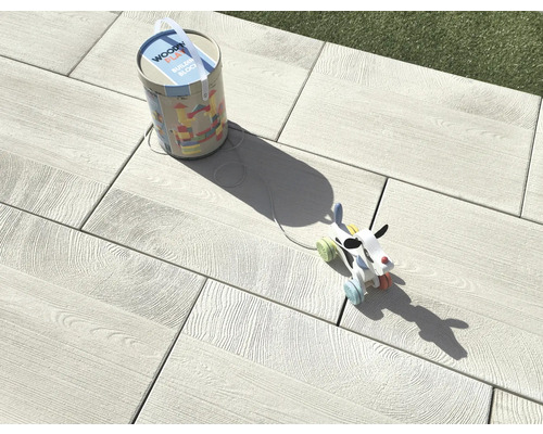 Dalles de terrasse avec structure en bois, jouets et blocs de construction pour enfants à l''extérieur
