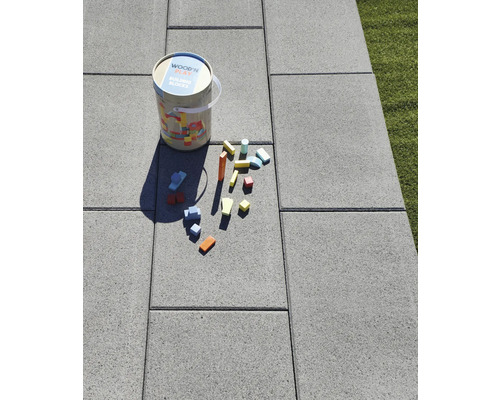 Graue Pflastersteine mit Holzspielzeug im Gartenbereich