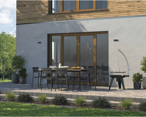 Aussenbereich mit Terrasse, Gartentisch, Stühlen und Grill