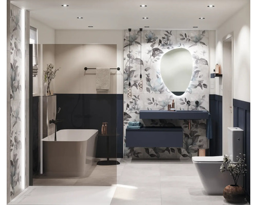 Salle de bain lumineuse avec baignoire, lavabo, miroir et toilettes au design moderne.