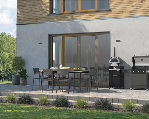 Terrasse avec table à manger, chaises, four à pizza et barbecue