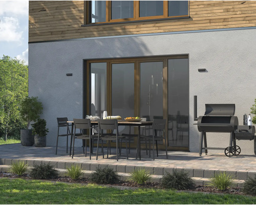 Extérieur avec terrasse, table de jardin, chaises et barbecue pour des heures de détente en plein air.