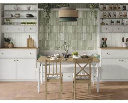 Coin repas lumineux avec table en bois, chaises, armoires de cuisine et carreaux muraux