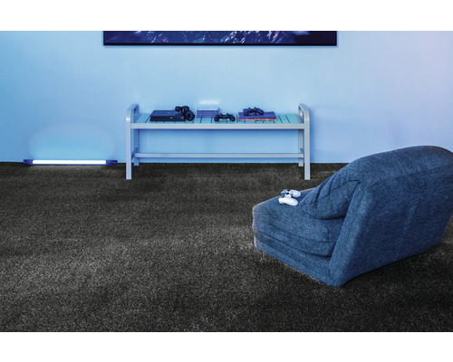 Aménagement d''une salle de jeux avec moquette, banc et fauteuil