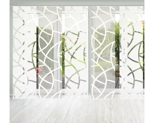 Dekorative Schiebegardine mit abstraktem Muster vor einem Fenster.