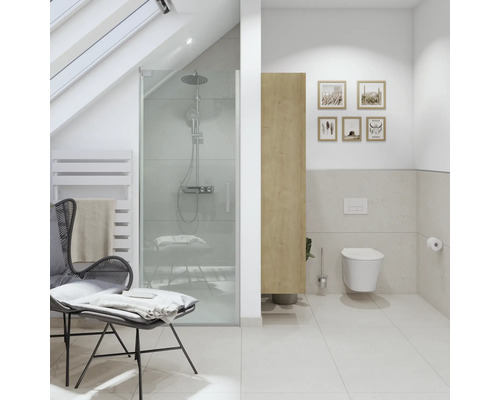 Helles Badezimmer mit Dusche, Toilette und Sitzgelegenheit