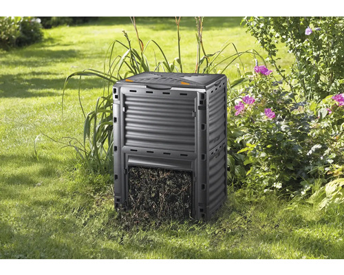 Composteur en plastique dans un jardin avec une surface verte