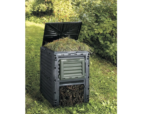 Composteur avec couvercle ouvert dans le jardin