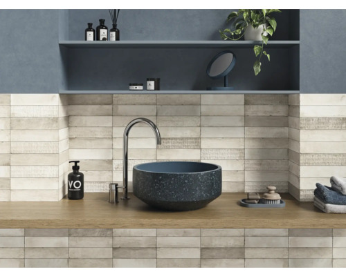 Modernes Badezimmer mit Waschtisch, Aufsatzwaschbecken, Armatur und Wandfliesen