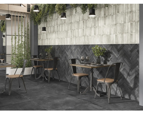 Gastraum mit Holzboden und Holztischen, dekoriert mit Pflanzen