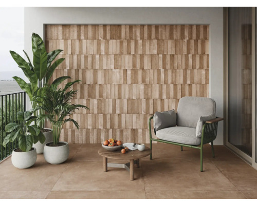 Balkon mit Holzwand, Sessel, Tisch und Pflanzen in Töpfen