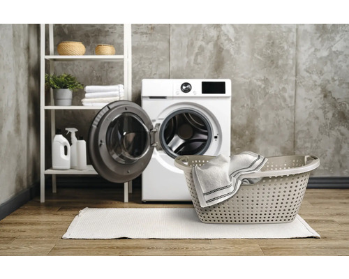 Waschküche mit Waschmaschine, Wäschekorb und Regal
