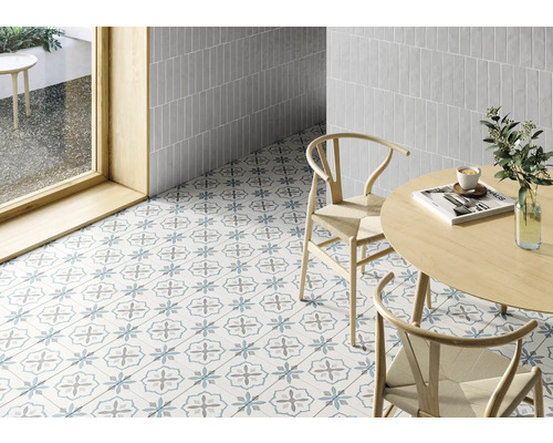 Innenraum mit Bodenfliesen mit floralem Muster, Wandfliesen, Holztisch und Stühlen