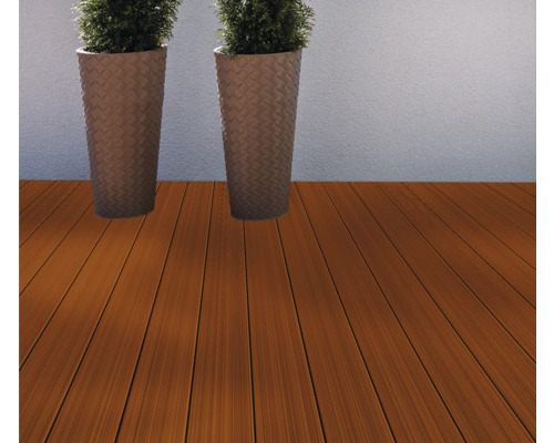 Terrasse avec planches en bois et deux bacs à plantes