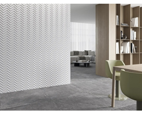 Salon avec carrelage mural à chevrons, carrelage au sol et mobilier.