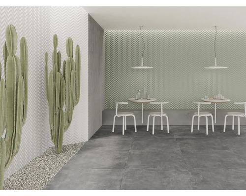 Modernes Interieur mit Kaktus, Fliesen im Fischgrätmuster und Sitzbereich.