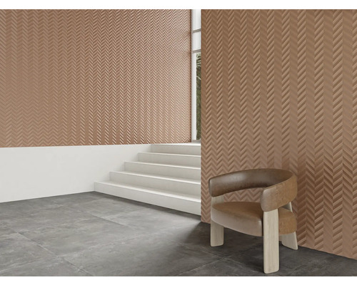 Innenraum mit brauner Ziegelmuster-Tapete, Treppe und Sessel.