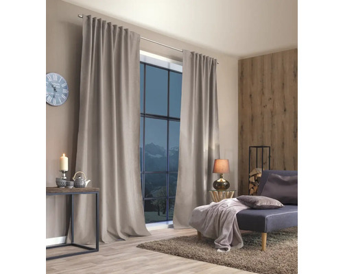 Wohnzimmer mit Fenstern und Vorhängen sowie einer Couch und Dekoration