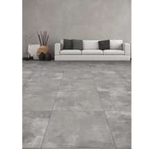 Pièce lumineuse avec carrelage gris au sol et canapé blanc
