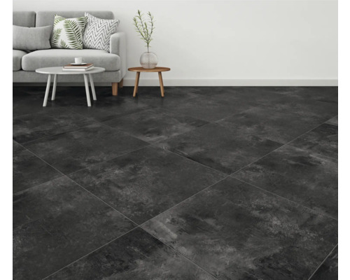 Salon avec canapé et carrelage foncé.