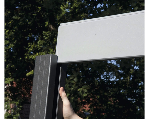 Vue détaillée d''un toit de terrasse avec un cadre en aluminium et une personne touchant le cadre.