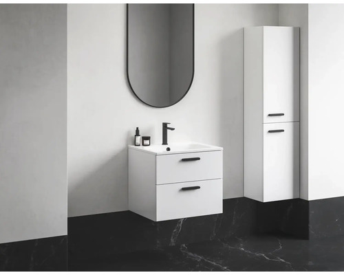 Salle de bains moderne avec meuble sous-vasque, miroir et armoire haute