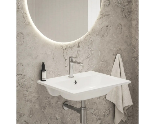 Lavabo avec robinet et miroir dans la salle de bain