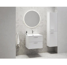 Badezimmer mit rundem Spiegel, Waschtischunterschrank und Hochschrank