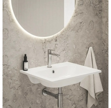 Badezimmer Waschbecken mit Armatur, Handtuch und Spiegel