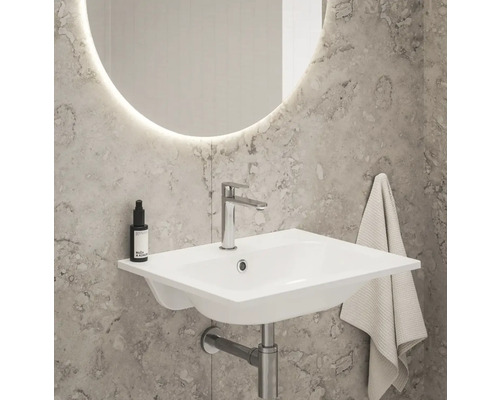 Lavabo de salle de bain avec robinet, serviette et miroir