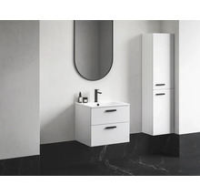 Badezimmer mit Waschtischunterschrank, Waschbecken, Spiegel und Hochschrank in einem hellen Raum