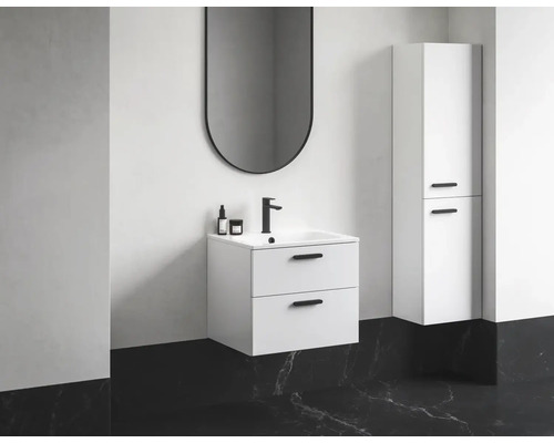 Badezimmer mit Waschtischunterschrank, Waschbecken, Spiegel und Hochschrank in einem hellen Raum