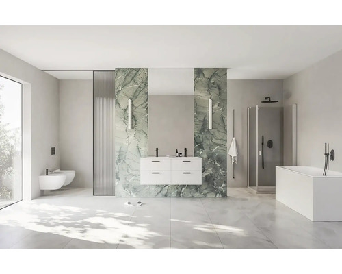 Geräumiges Badezimmer mit Waschtisch, Spiegel, Bidet, Toilette, Dusche und Badewanne