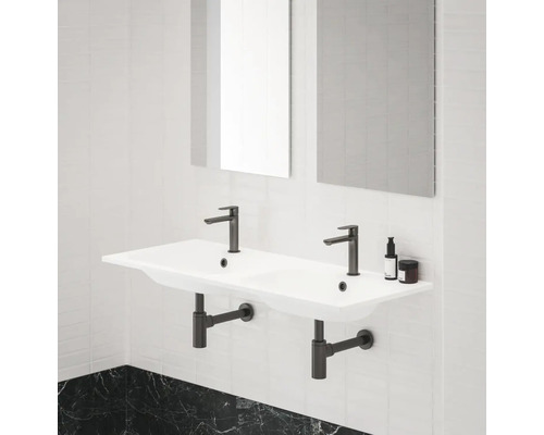 Doppelwaschtisch mit Armaturen und Spiegel im Badezimmer